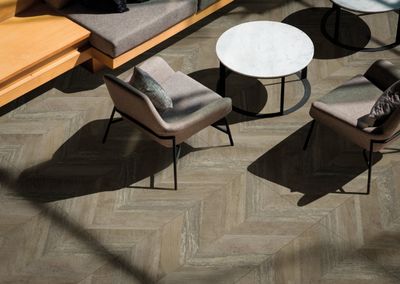 Cerámicas Aparici reinventa los espacios con luz, textura y materiales clásicos