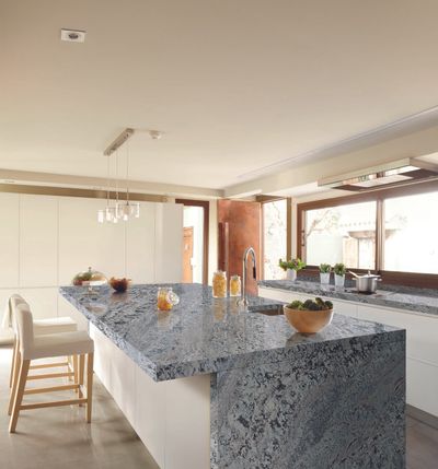 La piedra original natural conquista la decoración de interiores con tonos intensos y toques exóticos